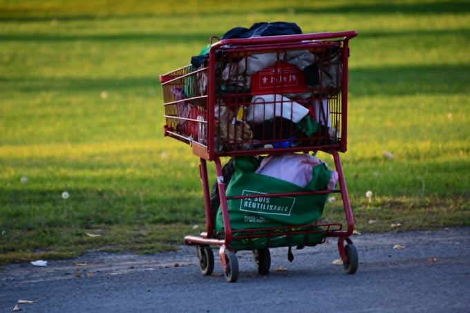Un panier d'épicerie contenant les effets personnels d'une personne sans domicile